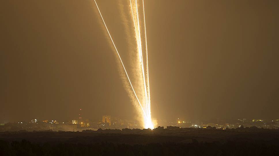 Следы от ракет, запущенных из сектора Газа в направлении Израиля