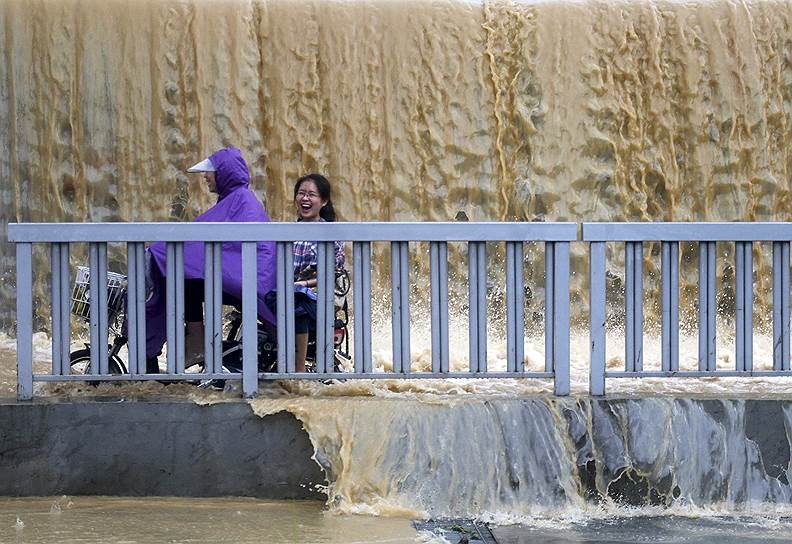 Жители китайского Фучжоу во время наводнения