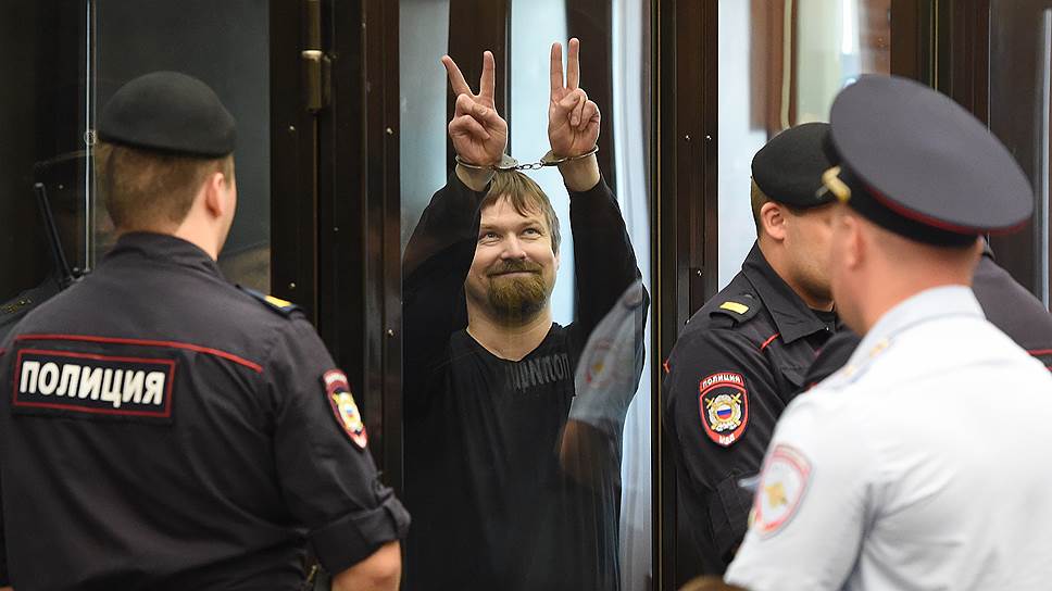 Леонид Развозжаев, обвиняемый в организации массовых беспорядков на Болотной площади, во время оглашения приговора по его делу в Мосгорсуде
