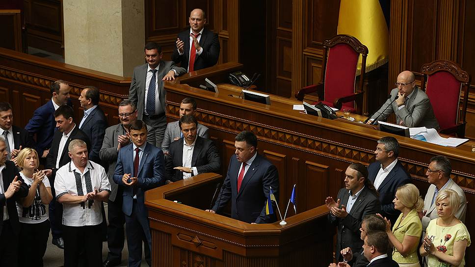 Олег Тягнибок на трибуне (его фракция вокруг) заявляет о выходе из парламентской коалиции