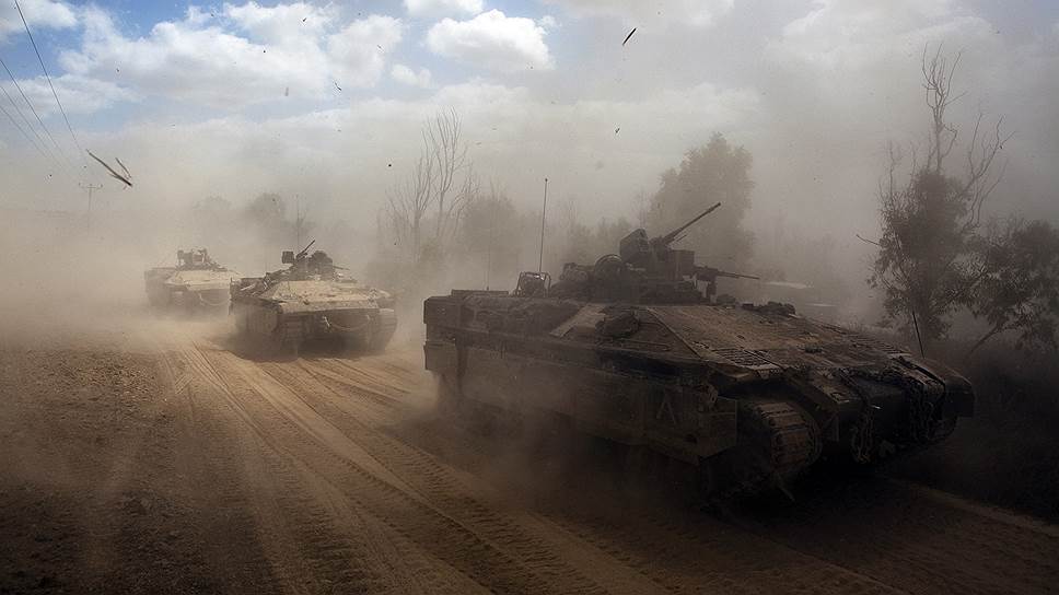 Израильская бронетехника на марше у границы сектора Газа