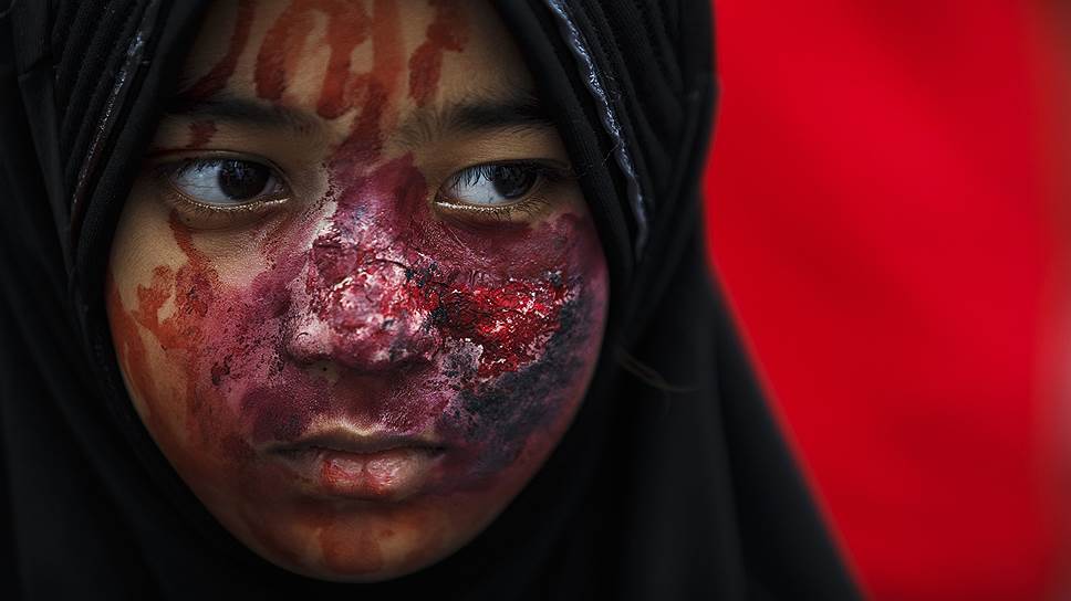 Девушка с гримом, изображающим раны, во время антиизраильского протеста в Бангкоке