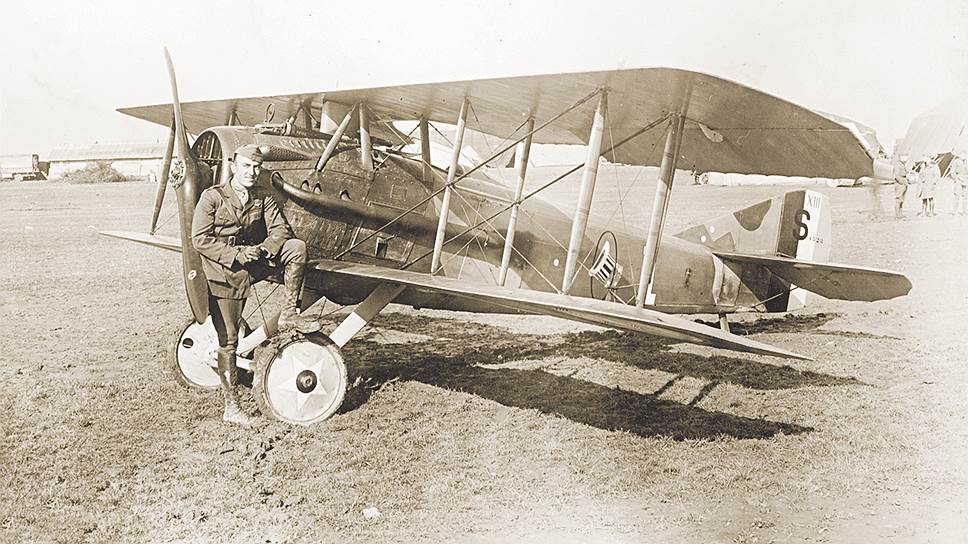 Первая мировая война способствовала появлению летчиков-истребителей, одним из самых успешных среди которых стал американец Эдди Рикенбакер (на фото)