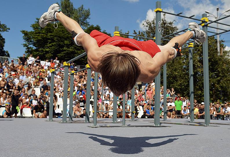 Workout — обычная гимнастика, но вместо гимнастических снарядов — сложная система перекладин и «рукоходов» в парке или во дворе