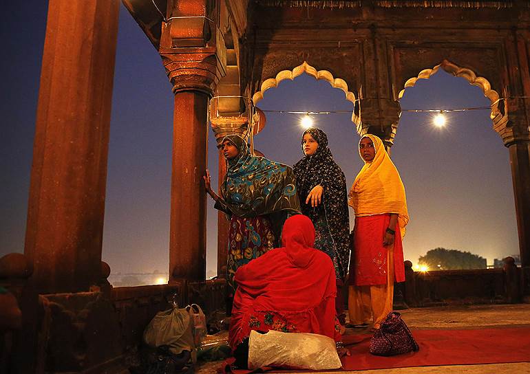 Индийские мусульманки слушают речь имама в мечети Джама-Масджид в старом Дели
