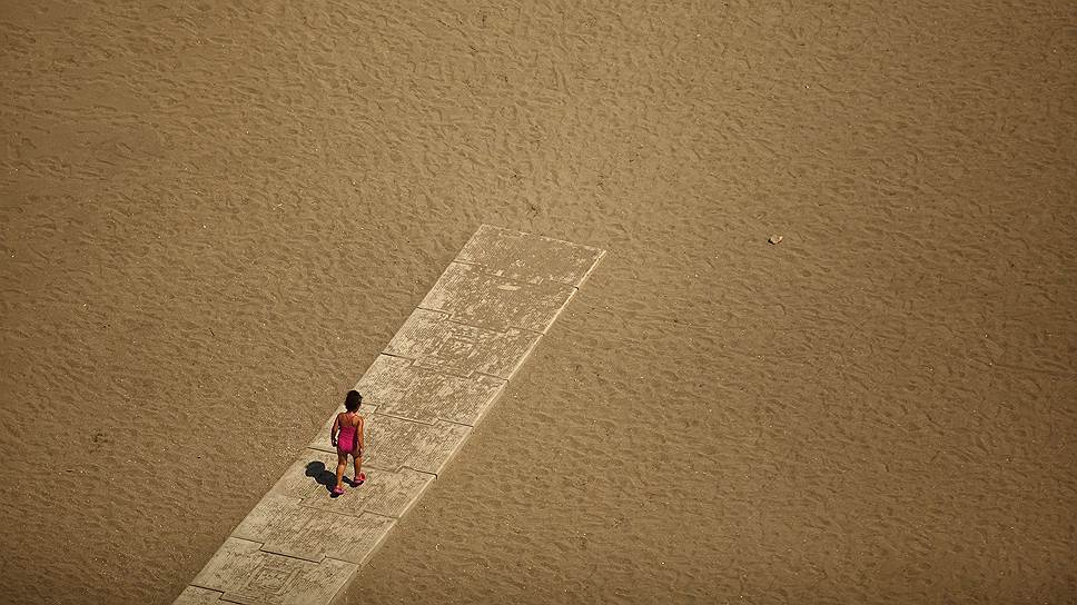 Ребенок на пляже в Малаге