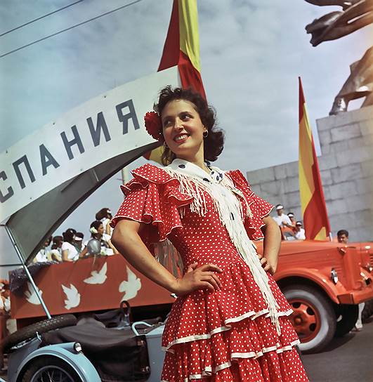 1957 год. В Москве начался VI международный фестиваль молодежи и студентов. На него приехали 34 тыс. юношей и девушек из 131 страны мира