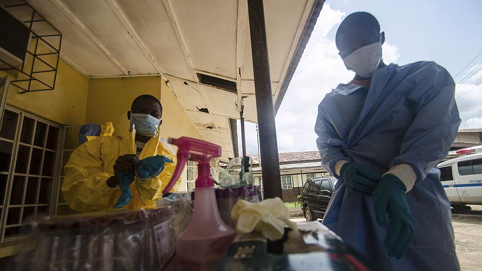 В натуральном виде лихорадка Эбола существует только в странах Африки — Заире, Судане, Уганде, Кот-д’Ивуаре, Сьерра-Леоне. Источник вируса до сих пор не установлен: по одним данным, его разносят летучие мыши, по другим — обезьяны&lt;br> На фото: Медицинский персонал в госпитале Кенема, Сьерра-Леоне 