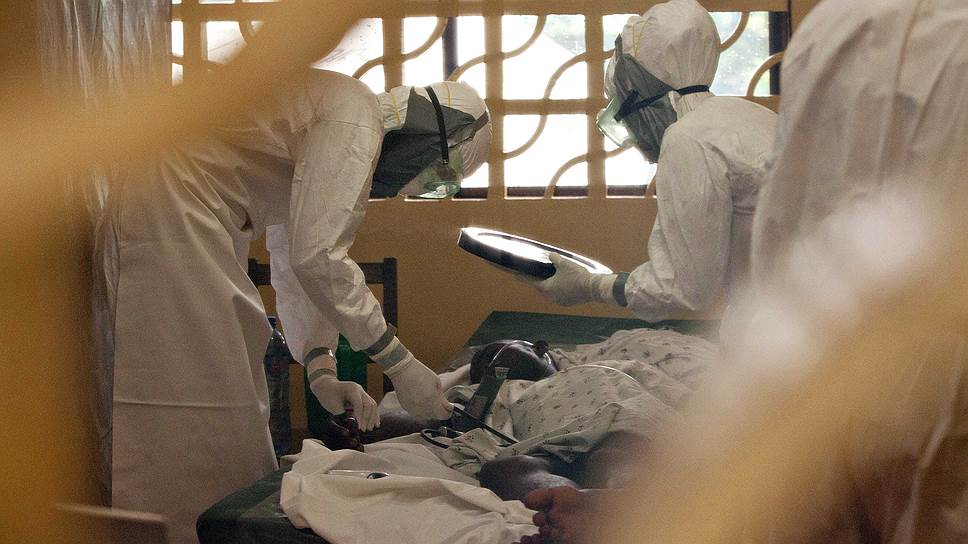 Последняя вспышка лихорадки Эбола в Западной Африке, по словам врачей, самая смертоносная. Эпицентром новой эпидемии стала Гвинея, затем вирус распространился на Либерию и Сьерра-Леоне. По статистике, умирают 90% заразившихся лихорадкой Эбола&lt;br> На фото: врачи ухаживают за пациентом с вирусом Эбола в госпитале Монровии, Либерия 