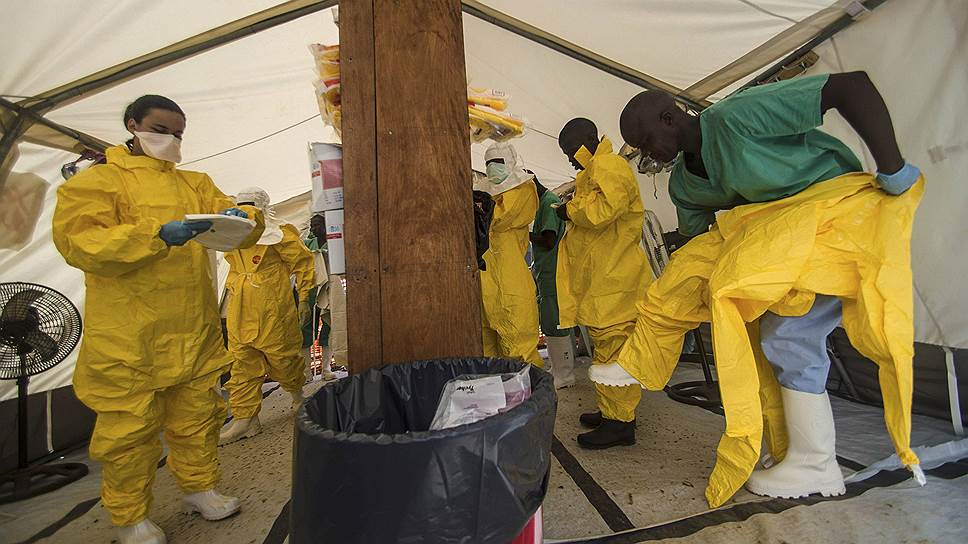 Нигерия, где проживают 180 млн человек, приостановила полеты в Либерию и Сьерра-Леоне, после того как стало известно о въезде в страну зараженного вирусом Эбола человека. Власти Нигерии также ужесточили досмотр всех прибывающих в страну&lt;br> Медицинский персонал в госпитале Кайлахуна, Сьерра-Леоне