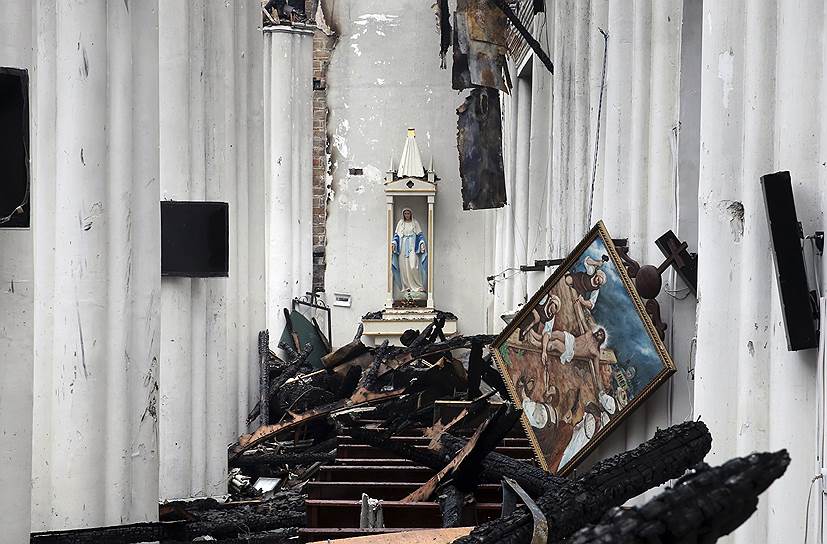 Последствия пожара в кафедральном соборе XIX века в Нинбо, провинция Китая Чжэцзян