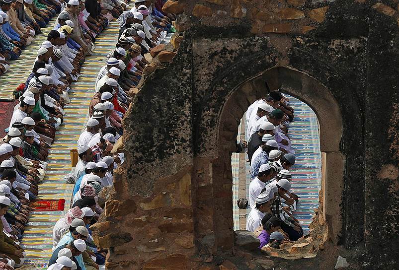 Молитва индийских мусульман в руинах мечети Фируз Шаха в Дели