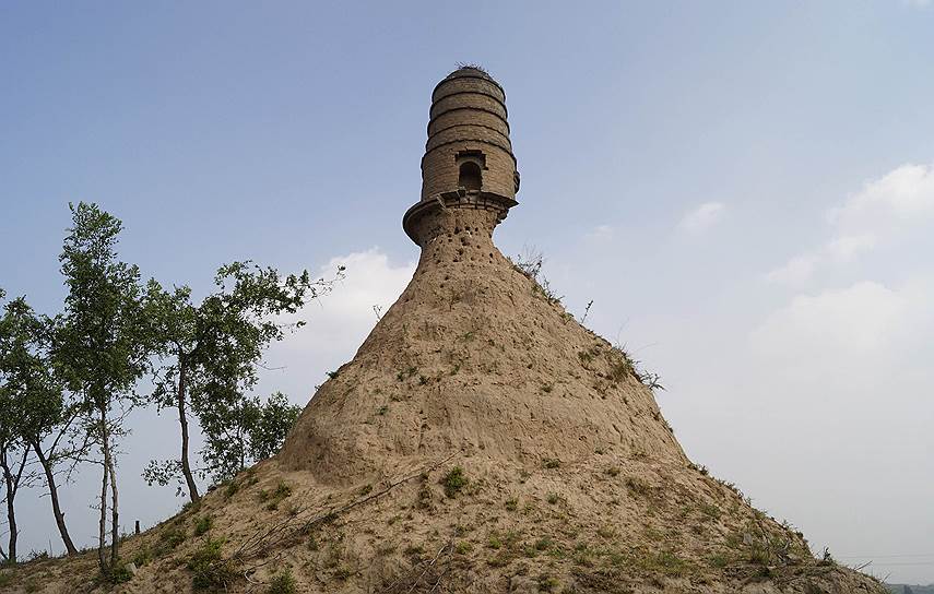 Древнекитайская башня на вершине холма в уезде Цисянь провинции Шаньси. Местные власти ищут способ предотвратить обрушение башни, которое может случиться из-за эрозии почвы