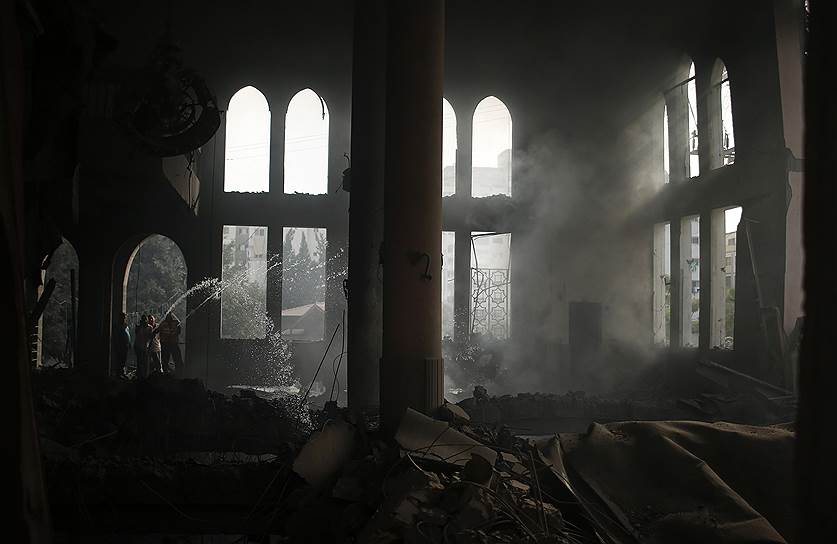 Тушение пожара в мечети в Газе после израильского авиаудара