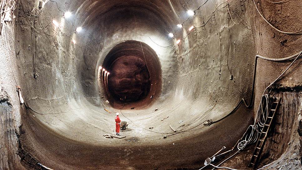 По проекту, окончательно утвержденному в 1987 году, тоннель должен был соединить два города — Кале (Франция) и Фолкстоун (Великобритания). Этот путь был выбран, так как был самым коротким из возможных. Подрядчиком строительства стал англо-французский консорциум TransManche Link, в состав которого вошли десять строительных компаний и пять инвестиционных банков 