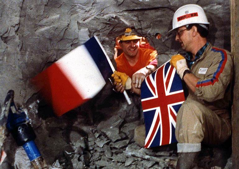 В проекте участвовали 13 тыс. рабочих и инженеров. Последние метры тоннеля английские и французские бурильщики проделали вручную — с помощью кирок и лопат