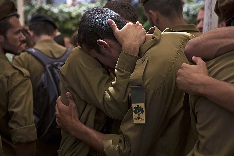 23.07.14. Израильские солдаты во время похорон своего командира
