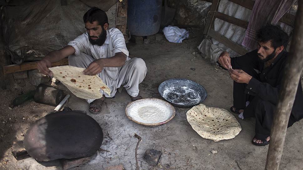 Рабочие готовят хлеб во время перерыва