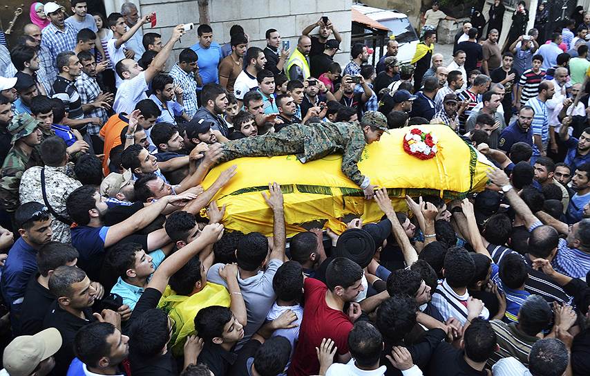Сын Ибрагима Аль-хадж — одного из командиров «Хезболла», погибшего во время миссии в Ираке, — в военной форме рыдает на гробе своего отца во время церемонии прощания в долине Бекаа, Ливан