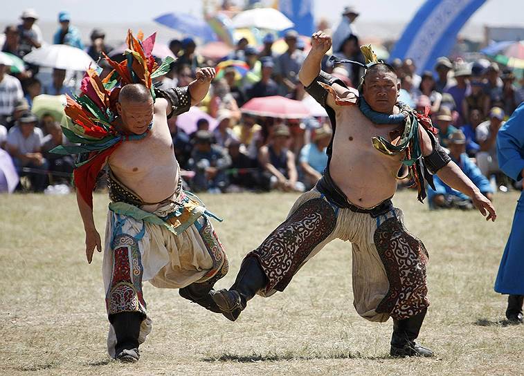 Монгольские борцы танцуют во время традиционного праздника Надам во Внутренней Монголии, Китай