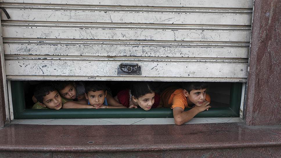 Дети, прячущиеся в укрытии после израильской бомбежки в секторе Газа