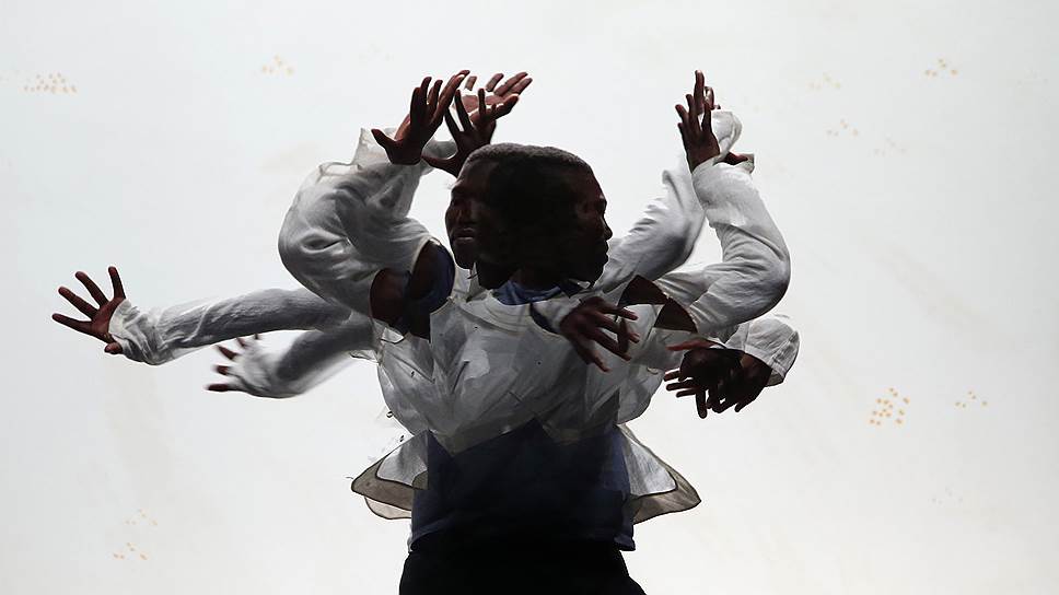 Южноафриканский танцор Грегори Макома во время генеральной репетиции постановки «Triple Bill - Duets in Motion» перед показом на фестивале искусств в Валетте, Мальта