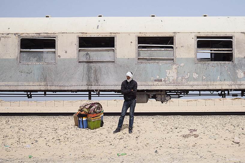 Пассажир шахтерского поезда компании SNIM ожидает транспорта после прибытия на станцию в Нуадибу, Мавритания