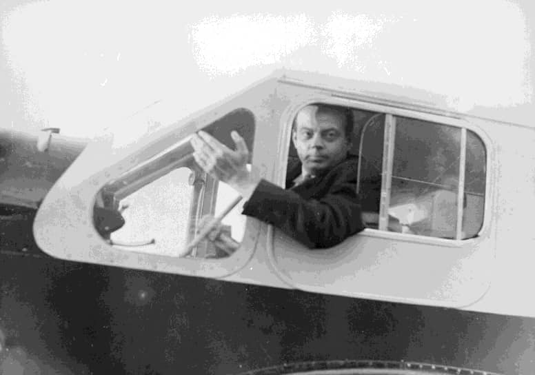 В 1926 году Экзюпери поступил на работу в компанию «Аэропосталь», доставлял почту на северное побережье Африки. На самом краю Сахары, в одном из рейсов, он написал свое первое произведение — «Южный почтовый». В 1930 году стал кавалером ордена Почетного Легиона за вклад в развитие гражданской авиации, участвовал в поисках своего друга летчика Гийоме, потерпевшего аварию при перелете через Анды, и написал роман «Ночной полет», за который в 1931 году получил свою первую литературную премию — «Фемина»