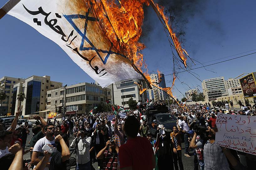 Иорданские протестующие против войны в Газе поджигают израильский флаг