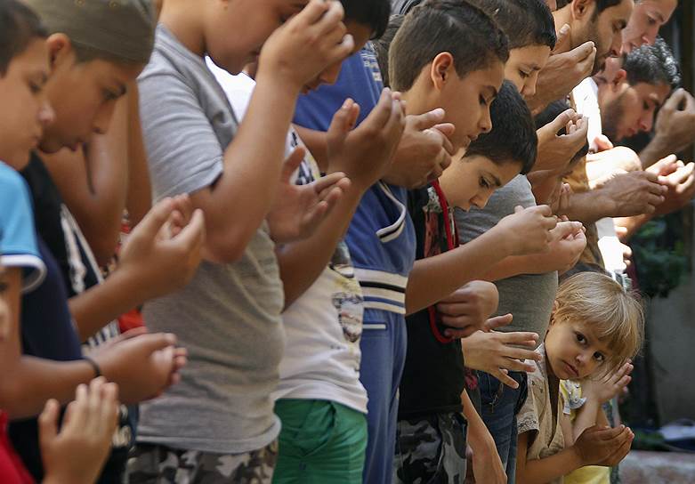 Молитва палестинских беженцев в Ливане
