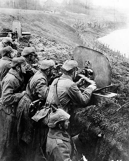 Немецкая армия (солдаты на фото) была вооружена лучше русской. Они легко отражали большинство российских атак именно благодаря техническому превосходству