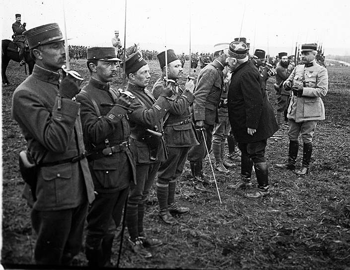 Французский генерал Жозеф Жоффр награждает солдат. Именно его солдаты одержали Марнскую победу в 1914 году 
