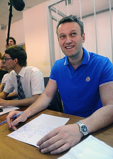 1 августа. Суд отказался арестовать Алексея Навального (на фото справа) по делу «Ив Роше»