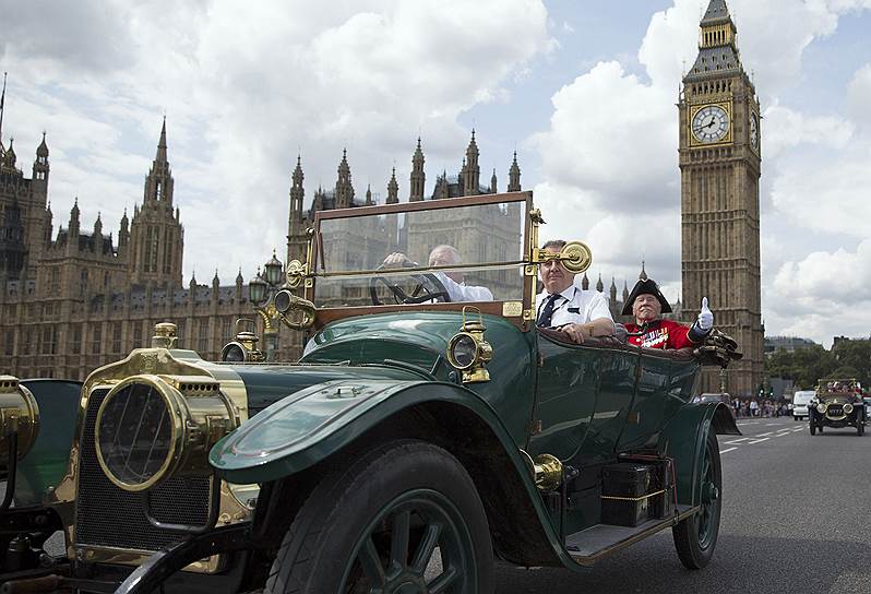 Парад в центре Лондона, Англия, посвященный столетию с начала Первой мировой войны