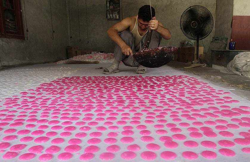 Житель Афганистана делает сладости на кондитерской фабрике в Джелалабаде