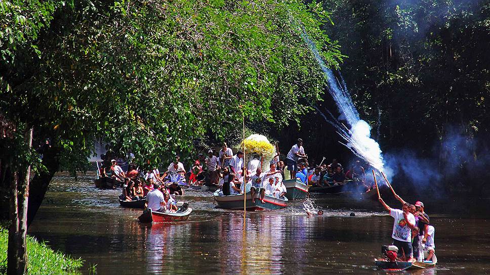 Католики сопровождают статую Богоматери из Назарета во время традиционного ежегодного паломничества по реке Апеу в джунглях Амазонки