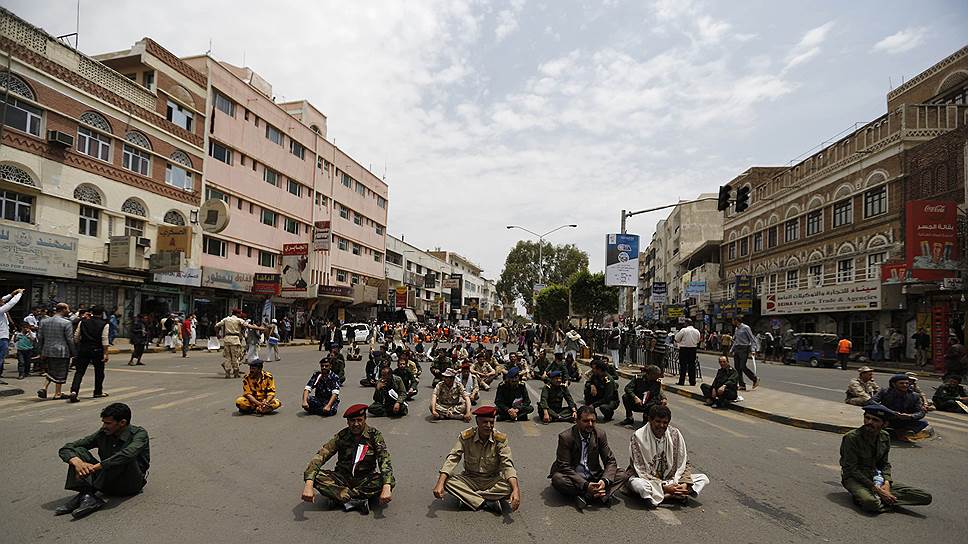 Офицеры армии и полиции города Санаа, Йемен, протестуют против цен на топливо, которые власти страны подняли на прошлой неделе