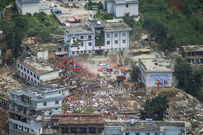Вид с вертолета на дома, разрушенные в результате землетрясения магнитудой 6,3 в провинции Юньнань на юго-западе Китая