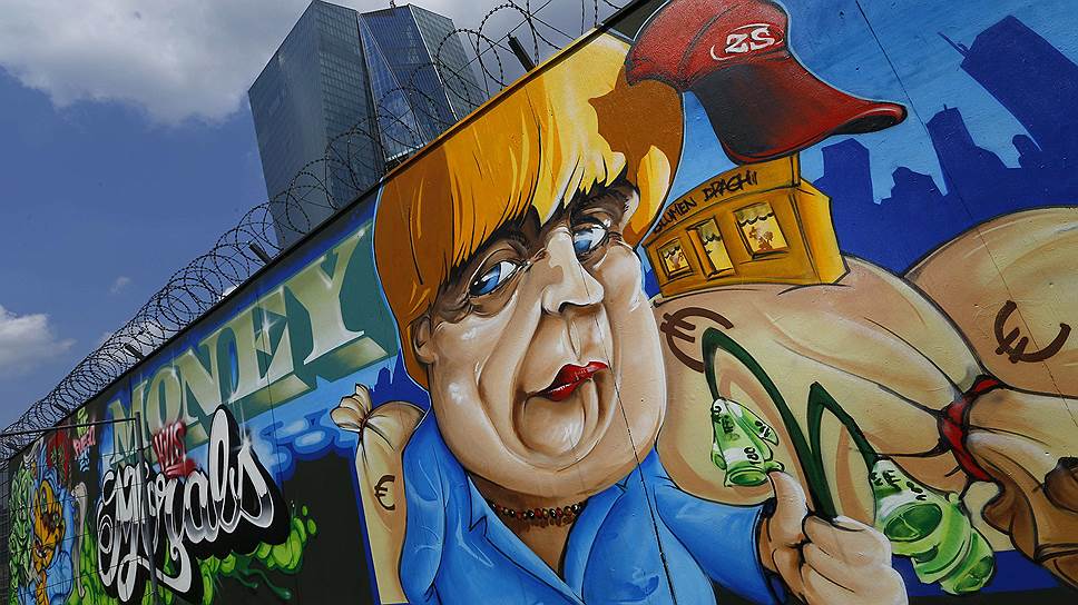 Граффити с изображением канцлера Германии Ангелы  Меркель и надписью «Деньги или мораль» на заборе вокруг стройплощадки новой штаб-квартиры Европейского центрального банка во Франкфурте