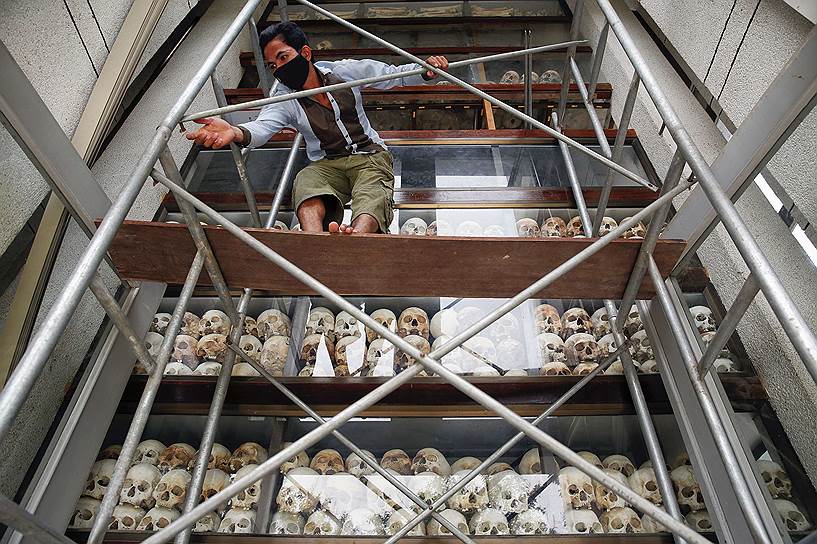 Возведение лесов вокруг мемориальной ступы с черепами более 8 тыс. жертв режима красных кхмеров на территории Полей смерти в Камбодже