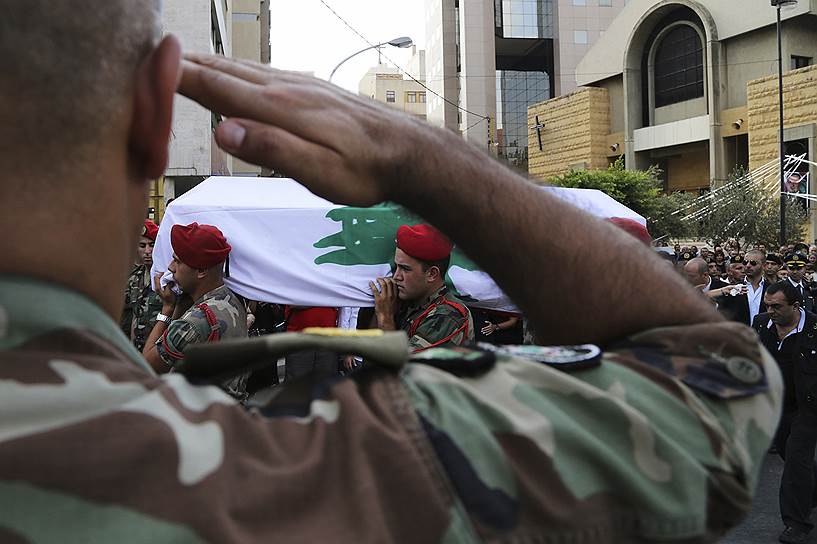 Ливанские солдаты несут гроб подполковника, погибшего во время столкновений армии с боевиками-исламистами, Бейрут