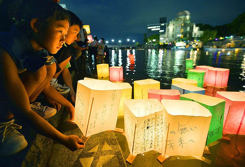 Жители Хиросимы выпускают бумажные фонарики в память о жертвах атомной бомбардировки 69 лет назад