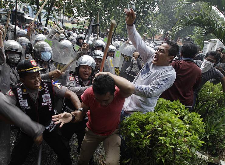 Полиция преследует сторонников кандидата в президенты Индонезии Прабово Субианто, проигравшего выборы, в Сурабае