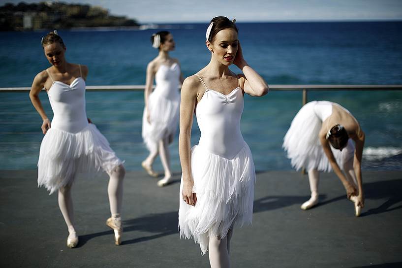 Танцовщицы позируют в пустом бассейне с видом на океан в рамках рекламной кампании балета «Лебединое озеро», премьера которого пройдет в Сиднее в феврале 2015 года 