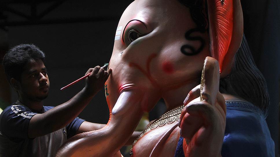 Ремесленник работает над скульптурой индуистского бога Ганеши, божества процветания, в мастерской в городе Ченнаи (Индия)