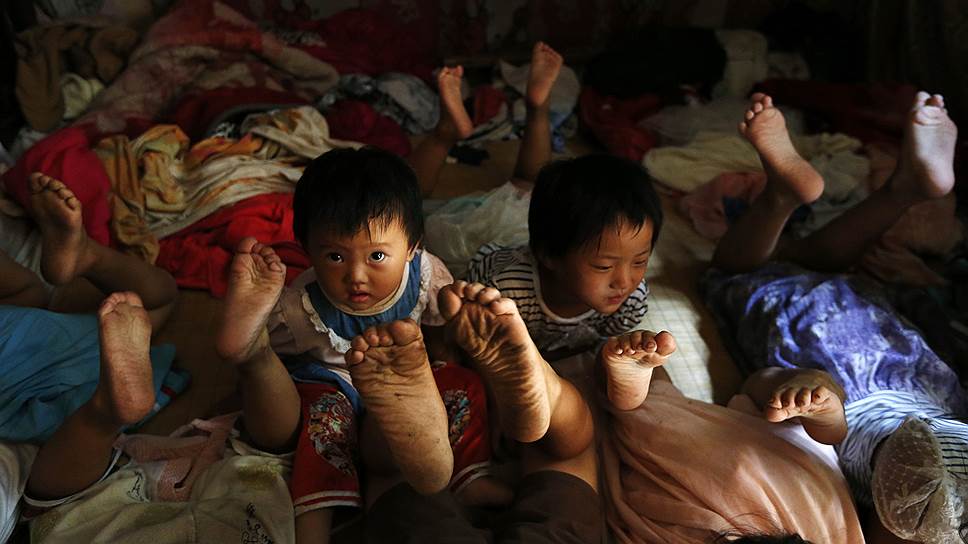 Семья мигрантов с семью детьми отдыхает в самодельном домике на 20 кв. м на окраине города Джинхуа (Китай)