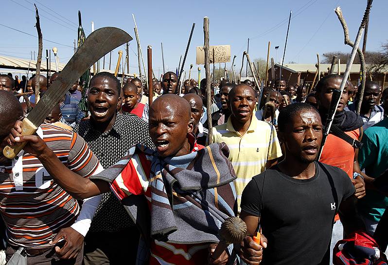 2012 год. В ЮАР на руднике, принадлежащем компании Lonmin в районе Марикана, прошла забастовка шахтеров. В результате столкновений полиции и бастующих погибли  шесть шахтеров, двое полицейских и еще четыре человека.  Около 80 человек пострадали