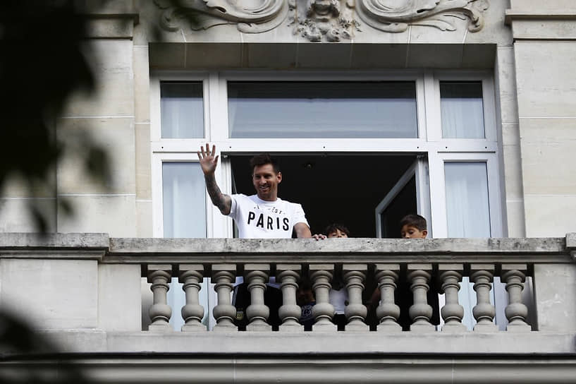 2021 год. Футболист Лионель Месси перешел в ПСЖ из «Барселоны» из-за препятствий «финансового и структурного характера». В основном составе «Барселоны» он играл с 2004 года и выиграл вместе с командой 34 титула