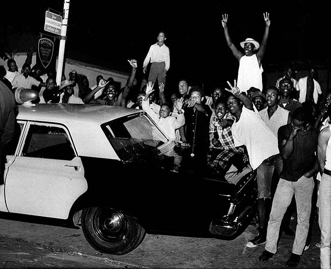 1965 год. Беспорядки на почве расовой сегрегации в Уоттсе (Лос-Анджелес, Калифония). В результате шестидневных беспорядков 34 человека погибли, больше тысячи получили ранения, порядка 3,5 тыс. человек были арестованы