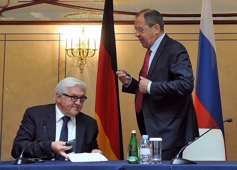 Министр иностранных дел Германии Франк-Вальтер Штайнмайер (слева) и министр иностранных дел России Сергей Лавров